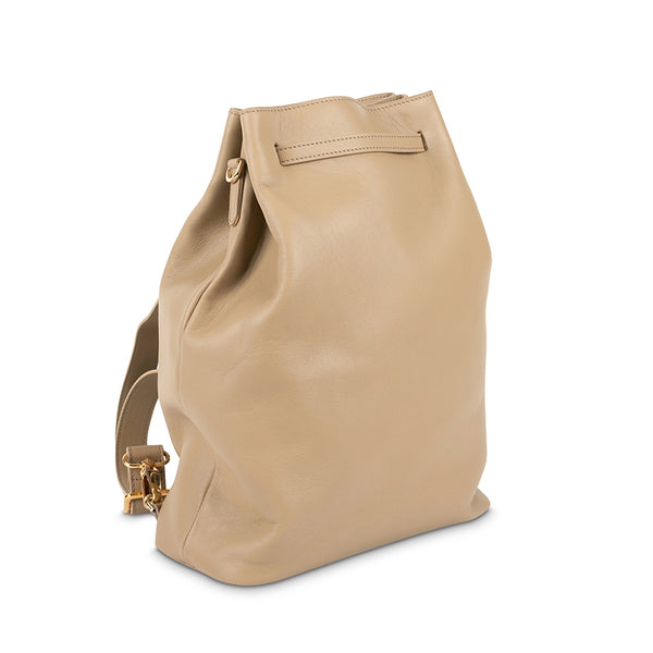 This luxury tan leather backpack / Laptop Bag can be worn as a backpack or a shoulder back and fits everything inc your laptop. Chic, elegant & minimalist design. In colours ecru and tan. Ideal for any casual oufit or and elegant classic day look. Perfect bag for womens work wear, office style or travelling.