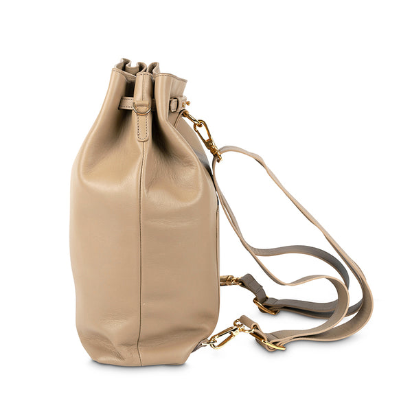This luxury tan leather backpack / Laptop Bag can be worn as a backpack or a shoulder back and fits everything inc your laptop. Chic, elegant & minimalist design. In colours ecru and tan. Ideal for any casual oufit or and elegant classic day look. Perfect bag for womens work wear, office style or travelling.