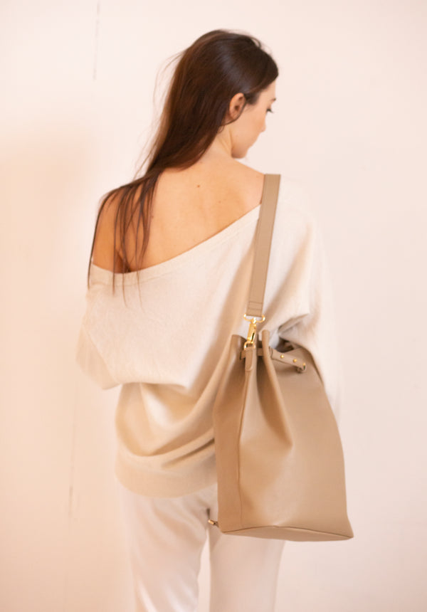 This luxury tan leather backpack / Laptop Bag can be worn as a backpack or a shoulder back and fits everything inc your laptop. Chic, elegant & minimalist design. In colours ecru and tan. Ideal for any casual oufit or and elegant classic day look. Perfect bag for womens work wear, office style or travelling.